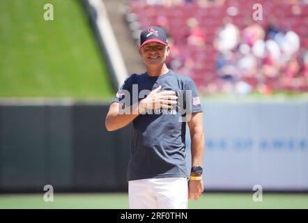 St. Louis, Usa. 30. Juli 2023. Folds of Honor Gründer und CEO LT. Colonel Dan Rooney legt seine Hand über sein Herz, bevor er vor der Chicago Cubs-St. einen feierlichen ersten Wurf wirft Louis Cardinals Baseballspiel im Busch Stadium in St. Louis am Sonntag, den 30. Juli 2023. Foto: Bill Greenblatt/UPI Credit: UPI/Alamy Live News Stockfoto