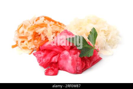 Köstliches Sauerkraut, nach verschiedenen Rezepten zubereitet, mit Petersilie auf weißem Hintergrund Stockfoto