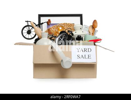 Schild Yard Sale auf Schachtel mit verschiedenen Dingen isoliert auf weiß Stockfoto