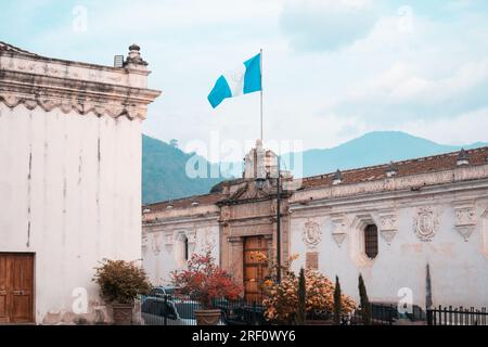 Antigua, Guatemala - 22. Mai 2023: San Carlos Universität in Antigua, Guatemala. Die größte und älteste Universität von Guatemala Stockfoto