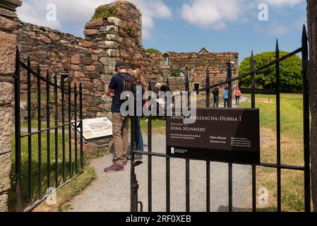 Insel Iona, Schottland, Vereinigtes Königreich. 6. Juni 2023 Touristen, die das Iona-Kloster besuchen, eines der am besten erhaltenen mittelalterlichen Kloster in Großbritannien. Isle of Iona, Vereinigtes Königreich Stockfoto