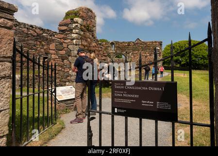 Insel Iona, Schottland, Vereinigtes Königreich. 6. Juni 2023 Touristen, die das Iona-Kloster besuchen, eines der am besten erhaltenen mittelalterlichen Kloster in Großbritannien. Isle of Iona, Vereinigtes Königreich Stockfoto