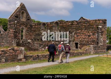 Insel Iona, Schottland, Vereinigtes Königreich. 6. Juni 2023 Touristen, die das Iona-Kloster besuchen, eines der am besten erhaltenen mittelalterlichen Kloster in Großbritannien. Isle of Iona, Vereinigtes Königreich Stockfoto