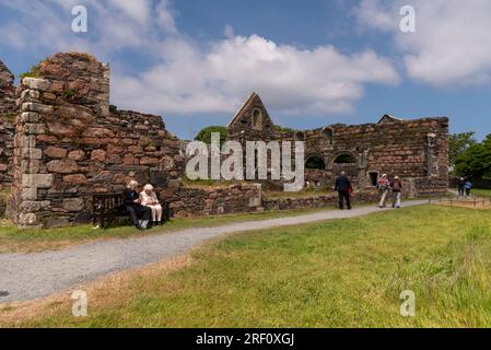 Insel Iona, Schottland, Vereinigtes Königreich. 6. Juni 2023 Touristen, die das Iona-Kloster besuchen, eines der am besten erhaltenen mittelalterlichen Kloster in Großbritannien. Isle of Iona, Vereinigtes Königreich Stockfoto