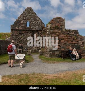 Insel Iona, Schottland, Vereinigtes Königreich. 6. Juni 2023 Touristen, die das Iona-Kloster besuchen, eines der am besten erhaltenen mittelalterlichen Kloster in Großbritannien. Isle of Iona, Vereinigtes Königreich Stockfoto