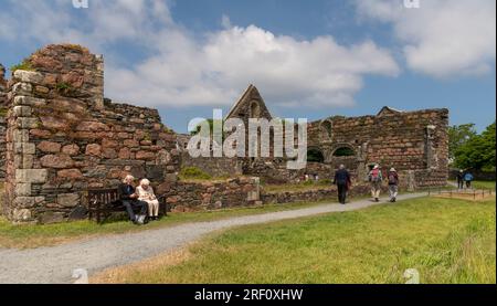 Insel Iona, Schottland, Vereinigtes Königreich. 6. Juni 2023 Touristen, die das Iona-Kloster besuchen, eines der am besten erhaltenen mittelalterlichen Kloster in Großbritannien. Isle of Iona, Vereinigtes Königreich Stockfoto