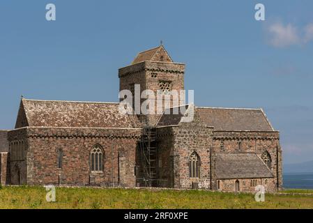 Isle of Iona, Argyll, Schottland, Vereinigtes Königreich. 6. Juni 2023 Die Abtei Iona an der Küste der Insel Iona ist ein Wallfahrtsort und eine Touristenattraktion. Stockfoto