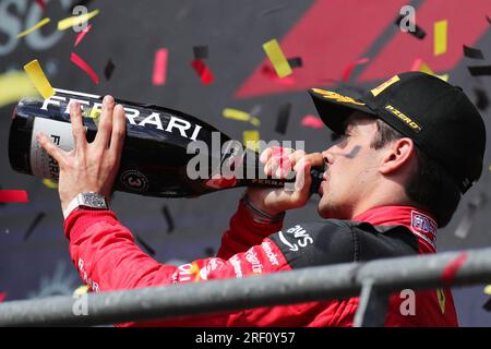 Stavelot, Belgien. 30. Juli 2023. Ferraris Monegasque-Fahrer Charles Leclerc feiert nach dem Rennen des Formel-1-Großen Preises 2023 Belgiens auf dem Circuit of Spa-Francorchamps, Stavelot, Belgien, 30. Juli 2023. Kredit: Zheng Huansong/Xinhua/Alamy Live News Stockfoto