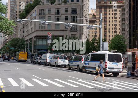 New York, New York, USA. 30. Juli 2023. (NEU) Neue Mautleser mit Preisüberlastung. 30. Juli 2023, New York, New York, USA: Am 30. Juli 2023 in New York City werden neu installierte Druckplattenleser und EZ-Pass-Scanner am Broadway und an der 61. Street in Manhattan gesehen. MTA hat begonnen, Mautleser auf der Westseite von Manhattan zu installieren. Die Staupreise werden voraussichtlich im nächsten Frühjahr in Kraft treten. (Kreditbild: © M10s/TheNEWS2 via ZUMA Press Wire) NUR REDAKTIONELLE VERWENDUNG! Nicht für den kommerziellen GEBRAUCH! Stockfoto