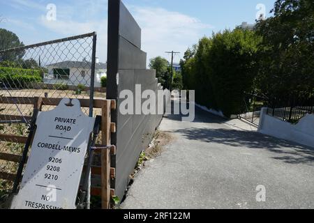 Los Angeles, Kalifornien, USA 30. Juli 2023 Schauspielerin Virginia Madsen und Schauspielerin Judd Nelson ehemaliges Haus auf der 9206 Cordell Mews Drive am 30. Juli 2023 in Los Angeles, Kalifornien, USA. Foto: Barry King/Alamy Stock Photo Stockfoto