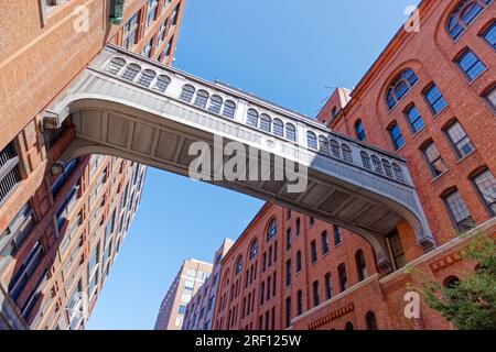 Chelsea: Diese jetzt ruhende Skybridge verband die Nabisco-Fabrik (jetzt Chelsea Market) mit ihren Büros auf der anderen Seite der West 15. Street. Stockfoto