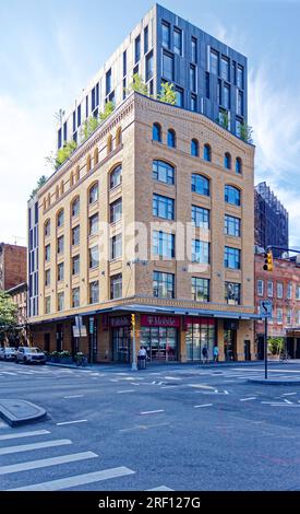 Chelsea: Das Porter House, 66 Ninth Avenue, ist ein ehemaliges Lofthaus, das in Apartments umgewandelt wurde, mit einem sechsstöckigen modernen Block, der in eine Ziegelbasis veredelt wurde. Stockfoto