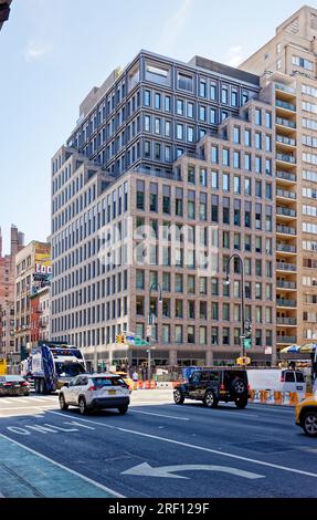 Chelsea: FÖRENA ist eine neue Hochhauswohnung aus Ziegelstein und Metall an der Ecke Sixth Avenue und West 14. Street. Stockfoto