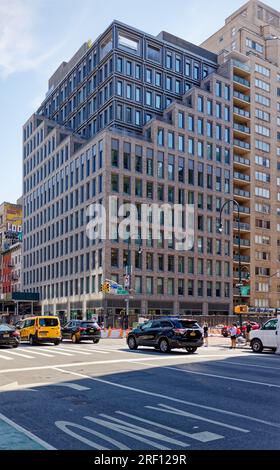 Chelsea: FÖRENA ist eine neue Hochhauswohnung aus Ziegelstein und Metall an der Ecke Sixth Avenue und West 14. Street. Stockfoto