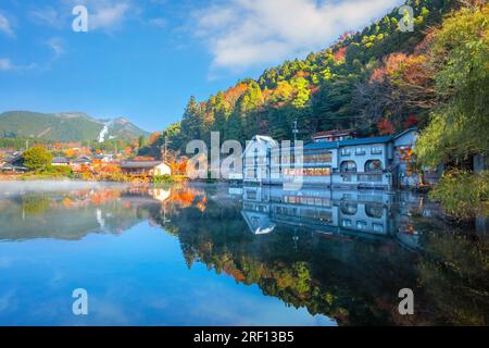 Yufuin, Japan - Nov. 27 2022: Der Kinrin-See ist einer der repräsentativen Sehenswürdigkeiten in der Gegend von Yufuin, am Fuße des Mount Yufu. Das ist es Stockfoto