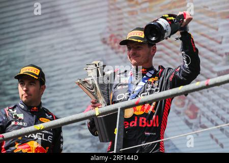 Stavelot, Belgien. 30. Juli 2023. Red Bull Racing's Dutch Driver Max Verstappen (R) und Red Bull's Mexican Driver Sergio Perez feiern bei der Podiumzeremonie nach dem Rennen des Formel 1 Grand Prix 2023 in Belgien auf dem Circuit of Spa-Francorchamps, Stavelot, Belgien, 30. Juli 2023. Kredit: Zheng Huansong/Xinhua/Alamy Live News Stockfoto