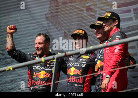 Stavelot, Belgien. 30. Juli 2023. Red Bull Racing's Dutch Driver Max Verstappen (2. R), Red Bull's Mexican Driver Sergio Perez (2. 2023 l), Ferrari's Monegasque Driver Charles Leclerc (1. R) posieren für ein Foto bei der Podiumszeremonie nach dem Rennen des belgischen Grand Prix 1 auf dem Circuit of Spa-Francorchamps, Stavelot, Belgien, 30. Juli 2023. Kredit: Zheng Huansong/Xinhua/Alamy Live News Stockfoto