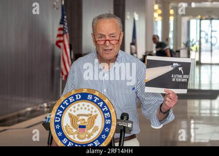 New York, Usa. 30. Juli 2023. Der Mehrheitsführer des Senats Chuck Schumer (D-NY) verlangt, dass das Repräsentantenhaus neue Gesetze verabschiedet, die der Mehrheitsführer sagt, dass sie den Fentanylfluss in die Vereinigten Staaten bis zum Ende des Jahres in New York City drastisch reduzieren würden. Am 27. Juli verabschiedete der Senat das parteiübergreifende Verteidigungsgesetz National Defense Authorization Act (NDAA), das einen Plan zur Bekämpfung des Zustroms von tödlichem Fentanyl in die USA enthielt Kredit: SOPA Images Limited/Alamy Live News Stockfoto