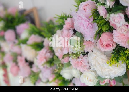 Hochzeitsdekoration mit Blumen in Weiß- und Pink-Tönen Stockfoto