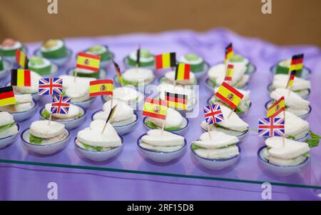 Sandwiches mit Flaggenmuster auf dem Glastisch Stockfoto