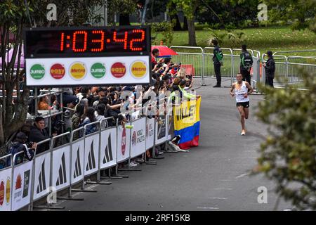 Bogota, Kolumbien. 30. Juli 2023. Omar Ait Chitachen aus Kenia macht beim Halbmarathon 2023 in Bogota die letzte Runde auf die Ziellinie. Omar Ait Chitachen aus Marokko gewann mit einer Zeit von 1:03:50 in der Kategorie 21km Männchen und Daidy Kimeli aus Kenia gewann mit einer Zeit von 1:15:12 in Bogota, Kolumbien, am 30. Juli 2023. Foto: Cristian Bayona/Long Visual Press Credit: Long Visual Press/Alamy Live News Stockfoto