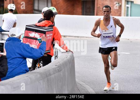 Bogota, Kolumbien. 30. Juli 2023. Omer Ait Chitachen übernimmt die Führung beim Halbmarathon 2023 in Bogota. Omar Ait Chitachen aus Marokko gewann mit einer Zeit von 1:03:50 in der Kategorie 21km Männchen und Daidy Kimeli aus Kenia gewann die Kategorie Frauen in derselben Rasse mit einer Zeit von 1:15:12 in Bogota, Kolumbien, 30. Juli 2023. Foto: Cristian Bayona/Long Visual Press Credit: Long Visual Press/Alamy Live News Stockfoto