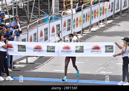 Bogota, Kolumbien. 30. Juli 2023. Kenyan Daisy Kimeli beendet beim Halbmarathon 2023 in Bogota das erste Rennen in der Kategorie 21km Frauen, wobei Omar Ait Chitachen aus Marokko mit einer Zeit von 1:03:50 in der Kategorie 21km Männer und Daidy Kimeli aus Kenia mit einer Zeit von 1:15:12 in der Kategorie Frauen des gleichen Rennens gewonnen hat. In Bogota, Kolumbien, 30. Juli 2023. Foto: Cristian Bayona/Long Visual Press Credit: Long Visual Press/Alamy Live News Stockfoto