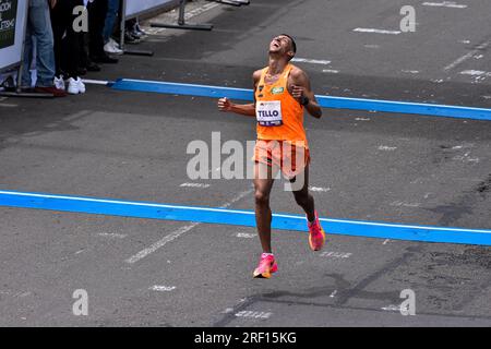 Bogota, Kolumbien. 30. Juli 2023. Ein Mitbewerber feiert das Finale des 21k. Rennen während des Halbmarathons 2023 in Bogota gewann Omar Ait Chitachen aus Marokko mit einer Zeit von 1:03:50 in der Kategorie 21km Männer und Daidy Kimeli aus Kenia mit einer Zeit von 1:15:12 in Bogota, Kolumbien, am 30. Juli 2023 die Kategorie der Frauen im selben Rennen. Foto: Cristian Bayona/Long Visual Press Credit: Long Visual Press/Alamy Live News Stockfoto