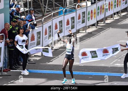 Bogota, Kolumbien. 30. Juli 2023. Kenyan Daisy Kimeli beendet beim Halbmarathon 2023 in Bogota das erste Rennen in der Kategorie 21km Frauen, wobei Omar Ait Chitachen aus Marokko mit einer Zeit von 1:03:50 in der Kategorie 21km Männer und Daidy Kimeli aus Kenia mit einer Zeit von 1:15:12 in der Kategorie Frauen des gleichen Rennens gewonnen hat. In Bogota, Kolumbien, 30. Juli 2023. Foto: Cristian Bayona/Long Visual Press Credit: Long Visual Press/Alamy Live News Stockfoto