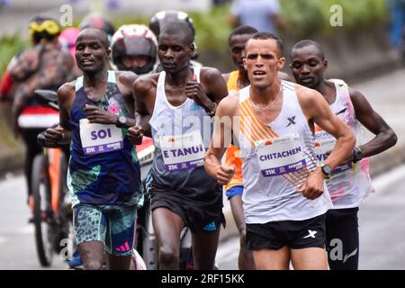 Bogota, Kolumbien. 30. Juli 2023. (Von links nach rechts) Edwin Soi und Ezra Tanui aus Kenia und Omar Ait Chitachen (R) aus Marokko nehmen am Halbmarathon 2023 in Bogota Teil, Omar Ait Chitachen aus Marokko gewann mit einer Zeit von 1:03:50 in der Kategorie 21km Männchen und Daidy Kimeli aus Kenia gewann mit einer Zeit von 1:15:12 in Bogota, Kolumbien, am 30. Juli 2023. Foto: Cristian Bayona/Long Visual Press Credit: Long Visual Press/Alamy Live News Stockfoto