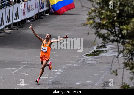 Bogota, Kolumbien. 30. Juli 2023. Ein Mitbewerber feiert das Finale des 21k. Rennen während des Halbmarathons 2023 in Bogota gewann Omar Ait Chitachen aus Marokko mit einer Zeit von 1:03:50 in der Kategorie 21km Männer und Daidy Kimeli aus Kenia mit einer Zeit von 1:15:12 in Bogota, Kolumbien, am 30. Juli 2023 die Kategorie der Frauen im selben Rennen. Foto: Cristian Bayona/Long Visual Press Credit: Long Visual Press/Alamy Live News Stockfoto