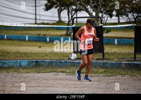 Bogota, Kolumbien. 30. Juli 2023. Ein Läufer wärmt sich während des Halbmarathons 2023 in Bogota auf, als Omar Ait Chitachen aus Marokko mit einer Zeit von 1:03:50 in der 21km Männerkategorie und Daidy Kimeli aus Kenia mit einer Zeit von 1:15:12 in Bogota, Kolumbien, am 30. Juli 2023 die weibliche Kategorie desselben Rennens gewann. Foto: Cristian Bayona/Long Visual Press Credit: Long Visual Press/Alamy Live News Stockfoto