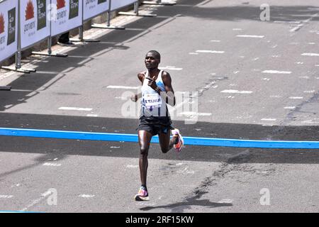 Bogota, Kolumbien. 30. Juli 2023. Ezra Tanui aus Kenia überquert die Ziellinie während des Halbmarathons 2023 in Bogota, wo Omar Ait Chitachen aus Marokko mit einer Zeit von 1:03:50 in der 21km Männerkategorie und Daidy Kimeli aus Kenia mit einer Zeit von 1:15:12 in Bogota die weibliche Kategorie des gleichen Rennens gewann, Kolumbien, 30. Juli 2023. Foto: Cristian Bayona/Long Visual Press Credit: Long Visual Press/Alamy Live News Stockfoto