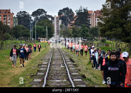 Bogota, Kolumbien. 30. Juli 2023. Läufer kommen auf den Gleisen zum Simon Bolivar Park während Bogotas Halbmarathon 2023, Omar Ait Chitachen aus Marokko gewann mit einer Zeit von 1:03:50 in der Kategorie 21km Männchen und Daidy Kimeli aus Kenia gewann mit einer Zeit von 1:15:12 in Bogota, Kolumbien, am 30. Juli 2023. Foto: Cristian Bayona/Long Visual Press Credit: Long Visual Press/Alamy Live News Stockfoto