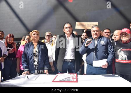 Bogota, Kolumbien. 29. Juli 2023. Kolumbianischer Politiker für die politische Allianz "Pacto Historico" Gustavo Bolivar (C) während seiner Inschrift als Kandidat für das Amt des Bürgermeisters von Bogota, Kolumbien am 29. Juli 2023. Foto: Cristian Bayona/Long Visual Press Credit: Long Visual Press/Alamy Live News Stockfoto