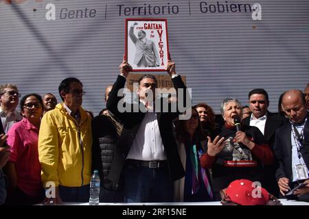 Bogota, Kolumbien. 29. Juli 2023. Kolumbianischer Politiker für die politische Allianz "Pacto Historico" Gustavo Bolivar (C) während seiner Inschrift als Kandidat für das Amt des Bürgermeisters von Bogota, Kolumbien am 29. Juli 2023. Foto: Cristian Bayona/Long Visual Press Credit: Long Visual Press/Alamy Live News Stockfoto