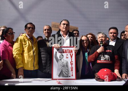 Bogota, Kolumbien. 29. Juli 2023. Kolumbianischer Politiker für die politische Allianz "Pacto Historico" Gustavo Bolivar (C) während seiner Inschrift als Kandidat für das Amt des Bürgermeisters von Bogota, Kolumbien am 29. Juli 2023. Foto: Cristian Bayona/Long Visual Press Credit: Long Visual Press/Alamy Live News Stockfoto