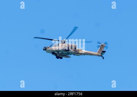 TEL AVIV, ISRAEL - JULI 21: Am 21. Juli 2023 fliegt ein AH-64 Apache-Hubschrauber der israelischen Luftwaffe über den Strand von Tel Baruch in Tel Aviv, Israel. Stockfoto