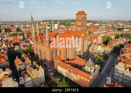 St. Marienkirche wunderschöne Panoramablick-Architektur der Altstadt in Danzig, Polen bei Sonnenaufgang. Draufsicht Drohne pov. Landschaftsbild der Stadt von oben. Kleine historische Oldtimer-Gebäude Europa Touristenattraktionen reisen in Danzig Stockfoto