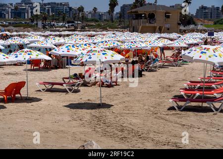 Tel Aviv, Israel, Israel. 30. Juli 2023. (NEU) Daily Life in Israel Sommer 2023. 21. Juli 2023, Tel Aviv, Israel: Die Menschen genießen heißes Sommerwetter am Tel Baruch Beach am 21. Juli 2023 in Tel Aviv, Israel. (Kreditbild: © M10s/TheNEWS2 via ZUMA Press Wire) NUR REDAKTIONELLE VERWENDUNG! Nicht für den kommerziellen GEBRAUCH! Stockfoto