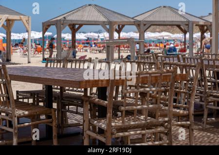 Tel Aviv, Israel, Israel. 30. Juli 2023. (NEU) Daily Life in Israel Sommer 2023. 21. Juli 2023, Tel Aviv, Israel: TEL AVIV, ISRAEL - 21. JULI: Tische und Stühle im Restaurant am Strand von Tel Baruch am 21. Juli 2023 in Tel Aviv, Israel. (Kreditbild: © M10s/TheNEWS2 via ZUMA Press Wire) NUR REDAKTIONELLE VERWENDUNG! Nicht für den kommerziellen GEBRAUCH! Stockfoto