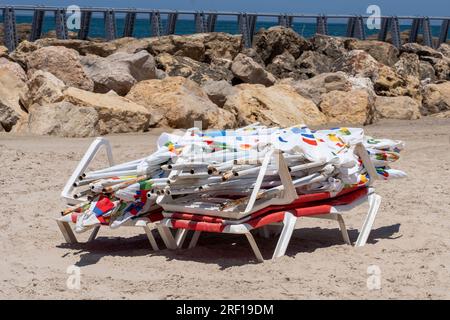 Tel Aviv, Israel, Israel. 30. Juli 2023. (NEU) Daily Life in Israel Sommer 2023. 21. Juli 2023, Tel Aviv, Israel: Ein Haufen unbenutzter Sonnenschirme am Strand von Tel Baruch am 21. Juli 2023 in Tel Aviv, Israel. (Kreditbild: © M10s/TheNEWS2 via ZUMA Press Wire) NUR REDAKTIONELLE VERWENDUNG! Nicht für den kommerziellen GEBRAUCH! Stockfoto