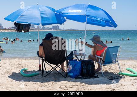 Tel Aviv, Israel, Israel. 30. Juli 2023. (NEU) Daily Life in Israel Sommer 2023. 21. Juli 2023, Tel Aviv, Israel: Die Menschen genießen heißes Sommerwetter am Tel Baruch Beach am 21. Juli 2023 in Tel Aviv, Israel. (Kreditbild: © M10s/TheNEWS2 via ZUMA Press Wire) NUR REDAKTIONELLE VERWENDUNG! Nicht für den kommerziellen GEBRAUCH! Stockfoto