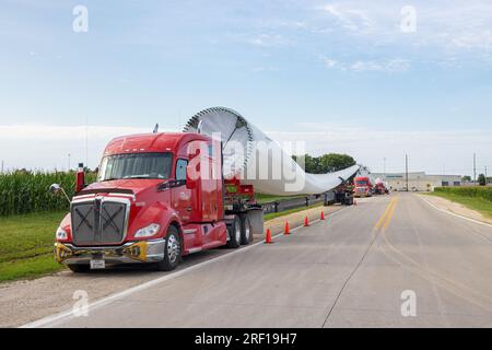 Ein LKW-Konvoi mit Windturbinenschaufeln wird in der Siemens Gamesa Windturbinenfabrik in Fort Madison, Iowa, inszeniert. Stockfoto