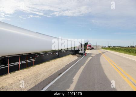 Ein LKW-Konvoi mit Windturbinenschaufeln wird in der Siemens Gamesa Windturbinenfabrik in Fort Madison, Iowa, inszeniert. Stockfoto