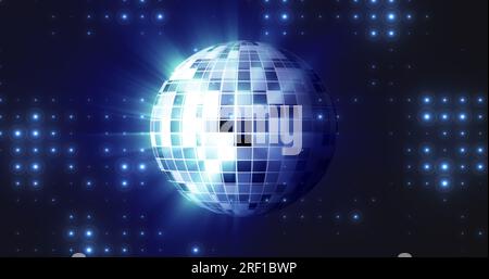 Abstrakter blauer verspiegelter, sich drehender Discoball für Diskotheken und Tänze in Nachtclubs 80s, 90s, leuchtender Hintergrund. Stockfoto