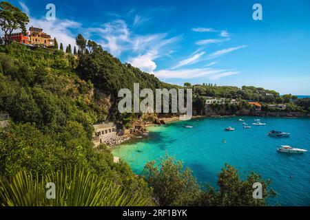 Verankerte Boote und Yachten in der wunderschönen Bucht in der Nähe von Lerici, Ligurien, Italien, Europa Stockfoto