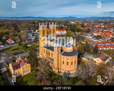 FOT, Ungarn - Luftaufnahme der römisch-katholischen Kirche der Unbefleckten Empfängnis (Szeplotlen Fogantatas Templom) in der Stadt FOT auf einem sonnigen Sort Stockfoto