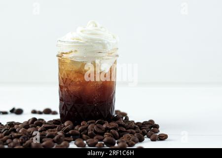 Schwarzer Eiskaffee mit Peitschencreme-Belag Stockfoto
