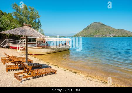 Kleiner Strand an der Küste des Skadar Sees. Montenegro Stockfoto